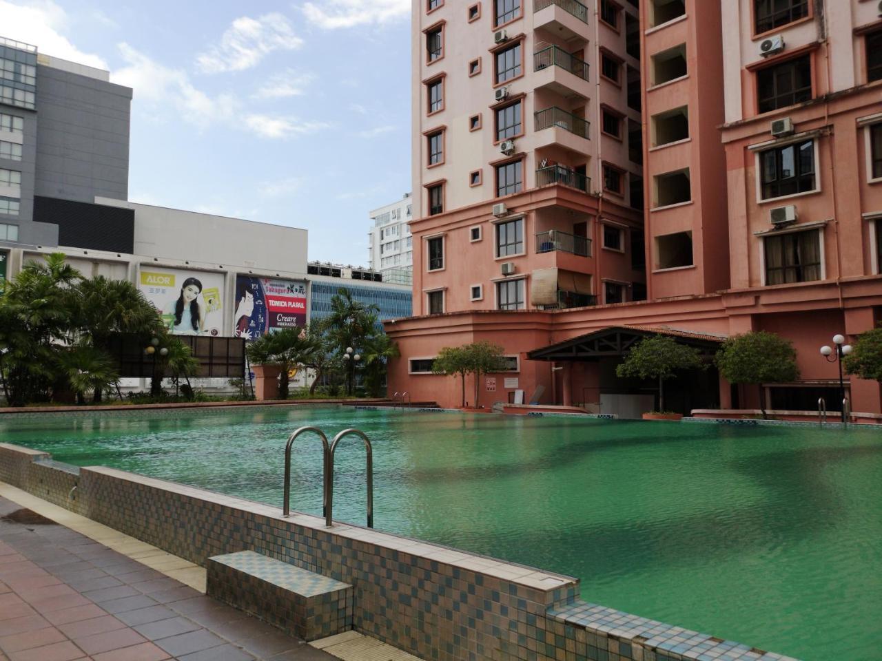 コタキナバル Marina Court Luxury Penthouseアパートホテル エクステリア 写真