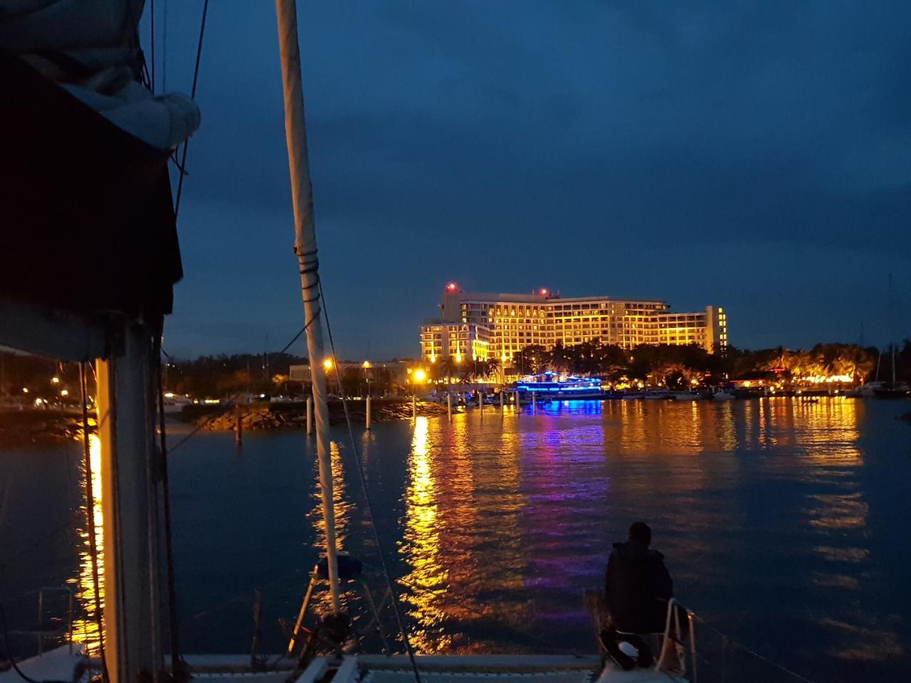 コタキナバル Marina Court Luxury Penthouseアパートホテル エクステリア 写真